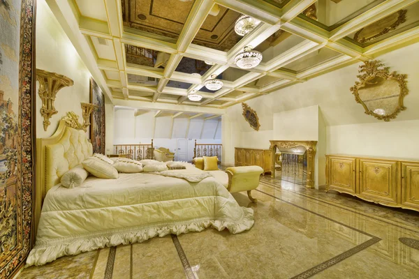 Diseño de interiores hermoso dormitorio en casa de lujo —  Fotos de Stock