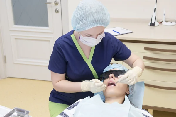 치과 클리닉에서 인테리어 및 의료 장비 — 스톡 사진
