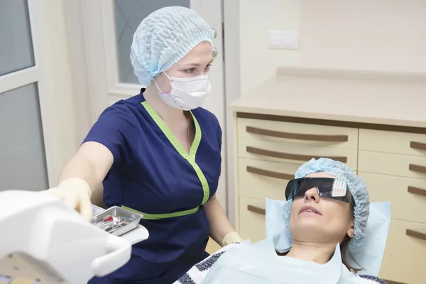 Equipo médico e interior en la clínica dental — Foto de Stock