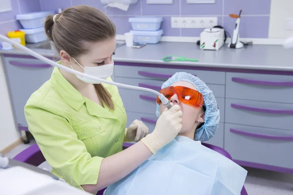 Equipo médico e interior en la clínica dental — Foto de Stock