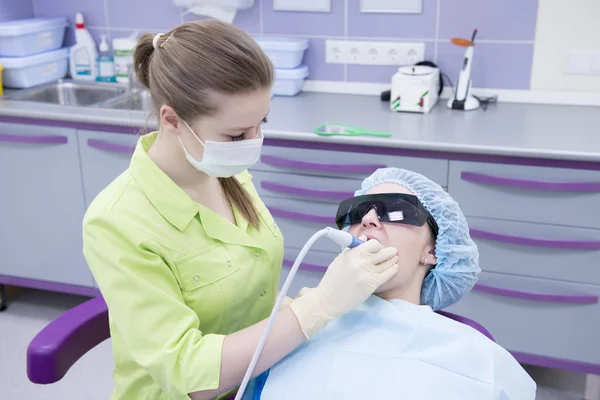 Equipo médico e interior en la clínica dental —  Fotos de Stock