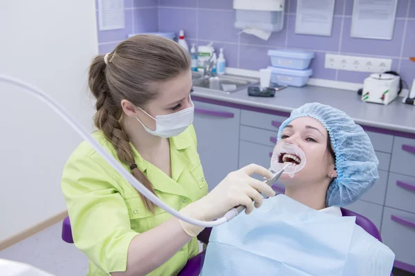 Equipo médico e interior en la clínica dental —  Fotos de Stock