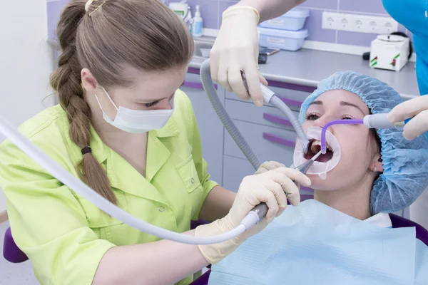 Equipo médico e interior en la clínica dental — Foto de Stock