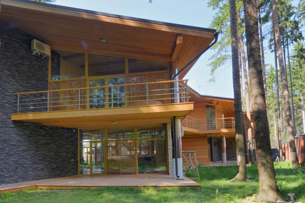 Chalet en el bosque — Foto de Stock