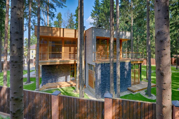 Chalet im Wald — Stockfoto