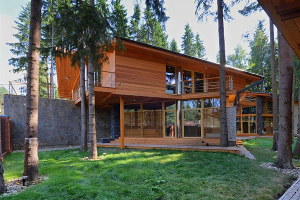 Chalet en el bosque — Foto de Stock