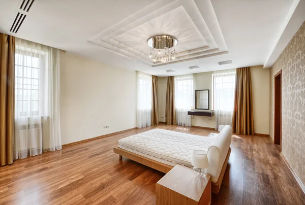 Hauptschlafzimmer mit Tablettdecke — Stockfoto © lmphot #8679086