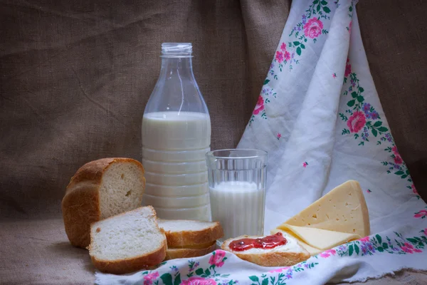Déjeuner rustique pain lait — Photo