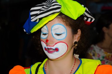 Mamaia, Constanta, Romanya, 25 Temmuz 2013: Bir yaz akşamı Karadeniz kıyısında bir sürü balonla sokaklarda sihirbazlık yapan genç bayan palyaço.