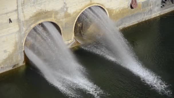 Міські водосховища вихідні ворота дамби — стокове відео