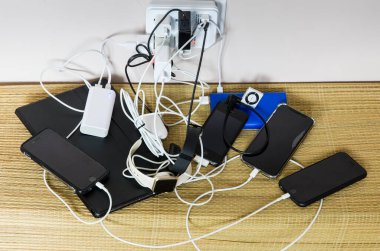 Kablosuz cihazlar güç adaptörü ve çift güç bankaları ile duvar güç prizi aynı anda şarj