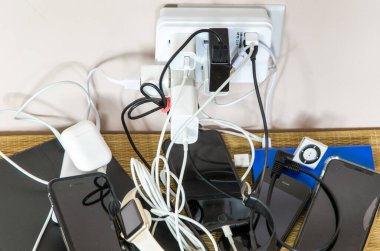 Kablosuz cihazlar güç adaptörüyle duvar güç prizinden aynı anda şarj oluyor ve çift güç bankasından düzensiz bir şekilde.