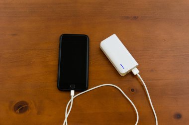 Cep telefonu beyaz enerji bankasıyla şarj edildi.