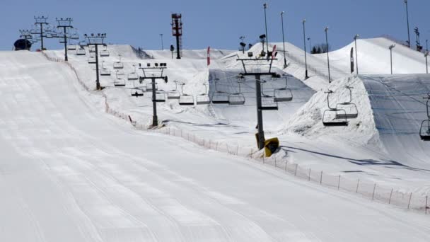 Remontées mécaniques vides en mouvement à la station de ski — Video