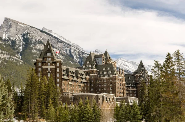 Famoso Hotel Histórico Parque Nacional Banff Con Par Picos Rocosos Fotos De Stock Sin Royalties Gratis