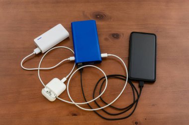 Kablosuz cihazlar çift güç bankalarından aynı anda şarj edilir