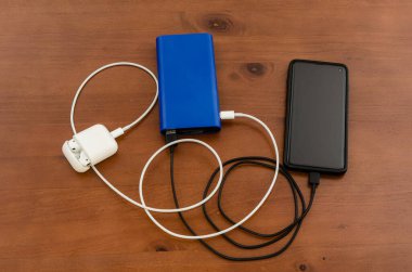 Kablosuz cihazlar aynı anda aynı güç bankasından şarj ediliyor.