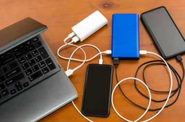 Kablosuz cihazlar aynı anda bir çift güç bankasından şarj ediliyor.