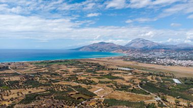 panoramik tarım arazileri gök mavisi kıyı şeridi uzak dağlar, yama alanları, kırsal kasaba, verimli