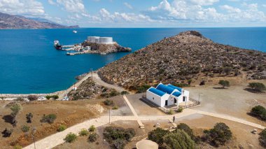 Agios Pavlos Kilisesi. Girit. Yunanistan. Kaloi Limenes. Drone Take. Gemi yakıt tankları. Yüksek kalite fotoğraf
