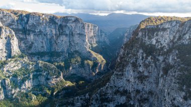 Vikos Boğazı. River Crossing 'de. Altın Saat Günbatımı. Muhteşem bir güzellik. Pindus. Yunanistan. Yüksek kalite fotoğraf