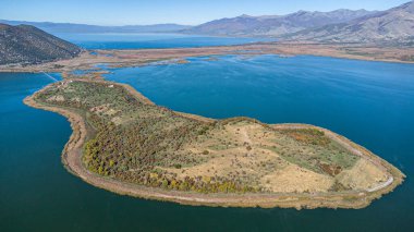 Prespa Ulusal Parkı. Yunanistan. Agios Achillios Adası. Muhteşem Göl. Havadan çekim. Yüksek kalite fotoğraf