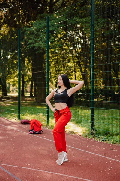 스포츠 소녀는 스타일 운동을 — 스톡 사진