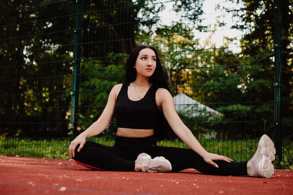 Spor Kıyafetleri Giyen Spor Kızı Sokakta Yoga Egzersizi Yapıyor Açık — Stok fotoğraf