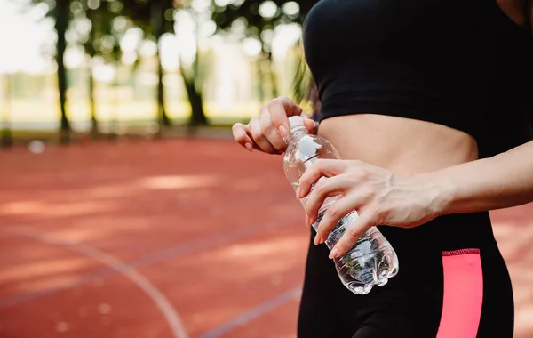 Spor kıyafetleri giyen spor kızı sokakta yoga egzersizi yapıyor, açık hava sporları, şehir tarzı.