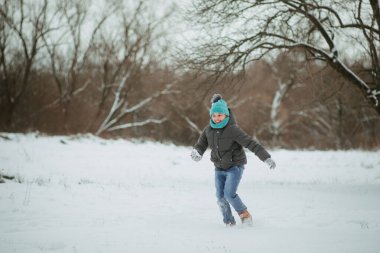 Çocuk kaçıyor. Kış Hareketi