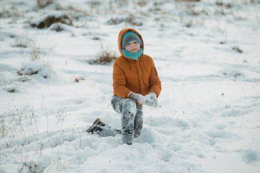 Karda oynayan çocuk. Kış aktiviteleri