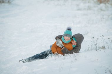 Karda oynayan çocuklar. Kış aktiviteleri