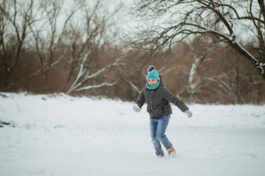 Çocuk kaçıyor. Kış Hareketi
