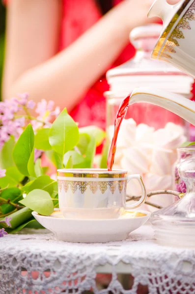 Çay zamanı. Öğleden sonra çay saatinin lüks fotoğrafı. Dışarıda.
