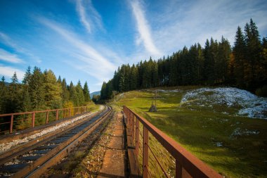dağ demiryolu arasındaki mesafe içine kaybolan Dağları