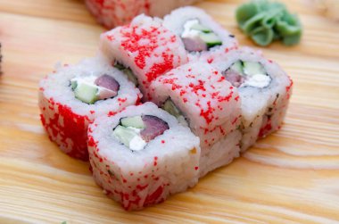 Tahtada suşi ruloları var.