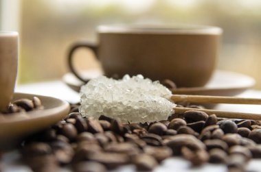 Siyah kahve çekirdekleri ve beyaz arka planda öğütülmüş.