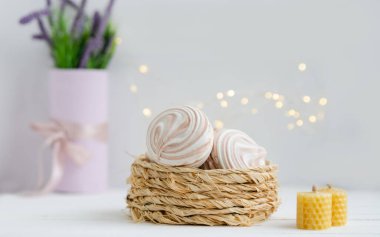 Beyaz ahşap arka planda sarı boklu kahve marşmelovu. Bayram için hafif tatlı.