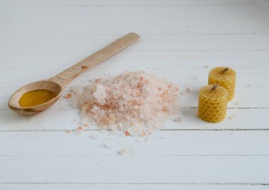 Vücut soymak için deniz pembesi tuz. Vücut ve cilt bakımı