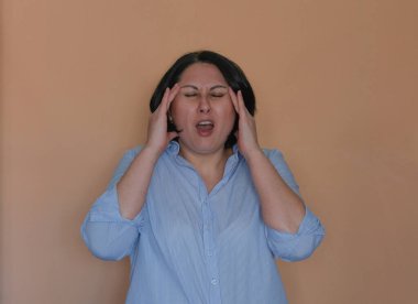 Hafif arka planda bir kızın portresi. Duygular