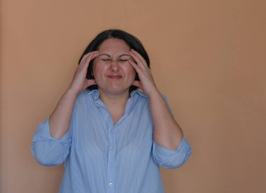 Hafif arka planda bir kızın portresi. Duygular