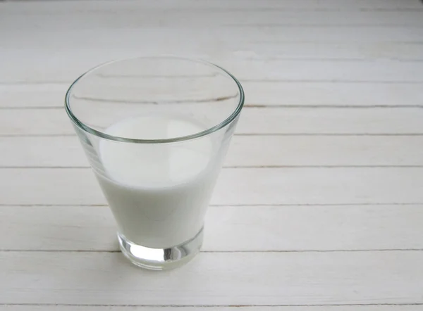 Vit Komjölk Ett Klart Glas Ljus Bakgrund Sänkningar — Stockfoto