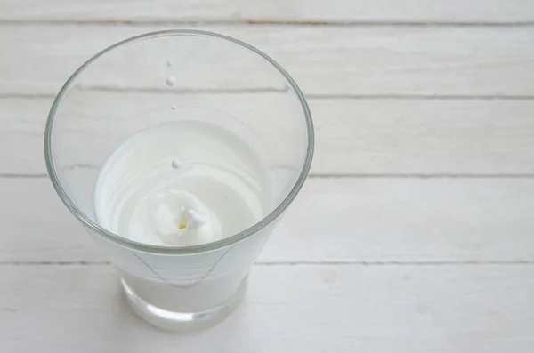 Lait Vache Blanc Dans Verre Transparent Sur Fond Clair Gouttes — Photo