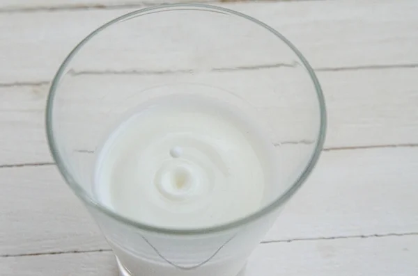 Белое Коровье Молоко Прозрачном Стакане Светлом Фоне Капли — стоковое фото