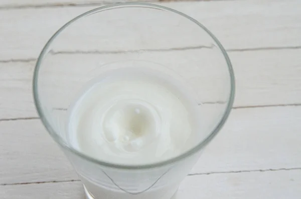 Weiße Kuhmilch Einem Klaren Glas Auf Hellem Hintergrund Drops — Stockfoto