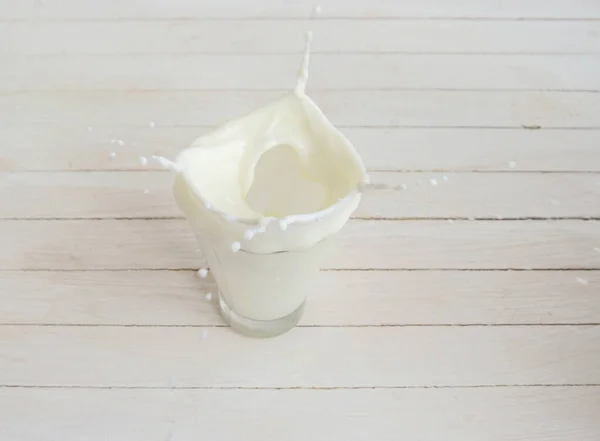 Weiße Kuhmilch Einem Klaren Glas Auf Hellem Hintergrund Drops — Stockfoto