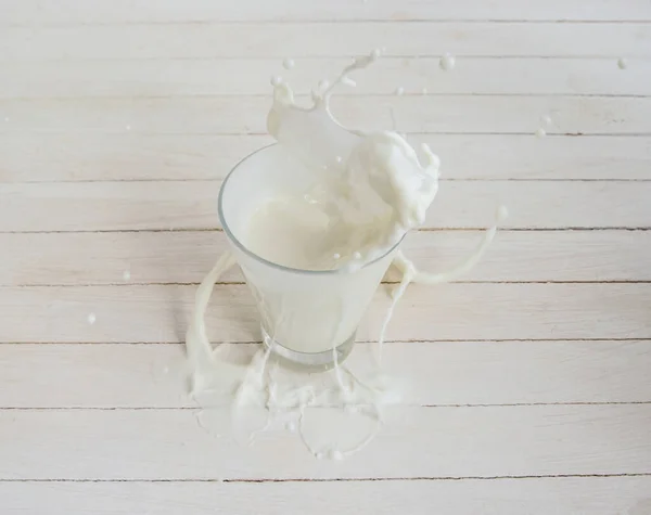 Beyaz Inek Sütü Arka Planda Berrak Bir Bardakta Damlalar — Stok fotoğraf