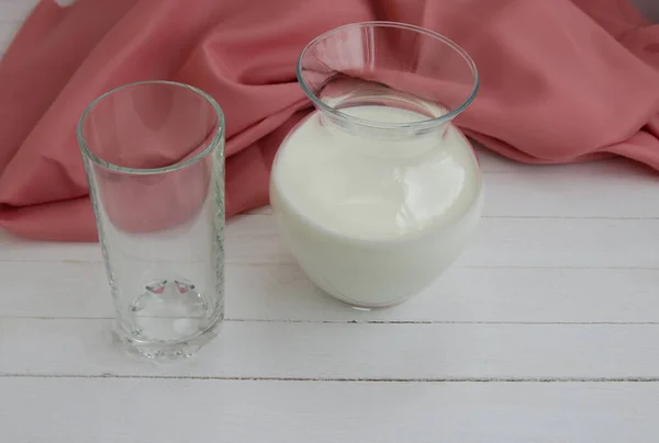 Молоко Білої Корови Прозорому Келиху Світлому Фоні — стокове фото