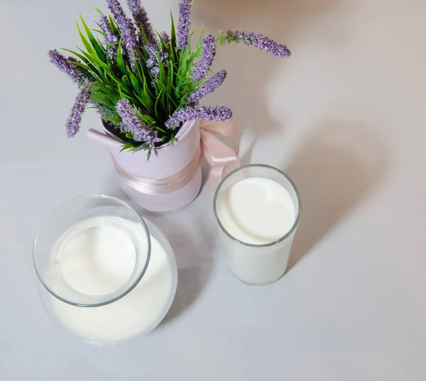 Latte Mucca Bianca Bicchiere Trasparente Uno Sfondo Chiaro — Foto Stock