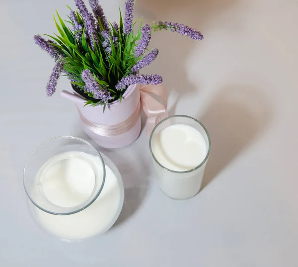 Lait Vache Blanc Dans Verre Transparent Sur Fond Clair — Photo